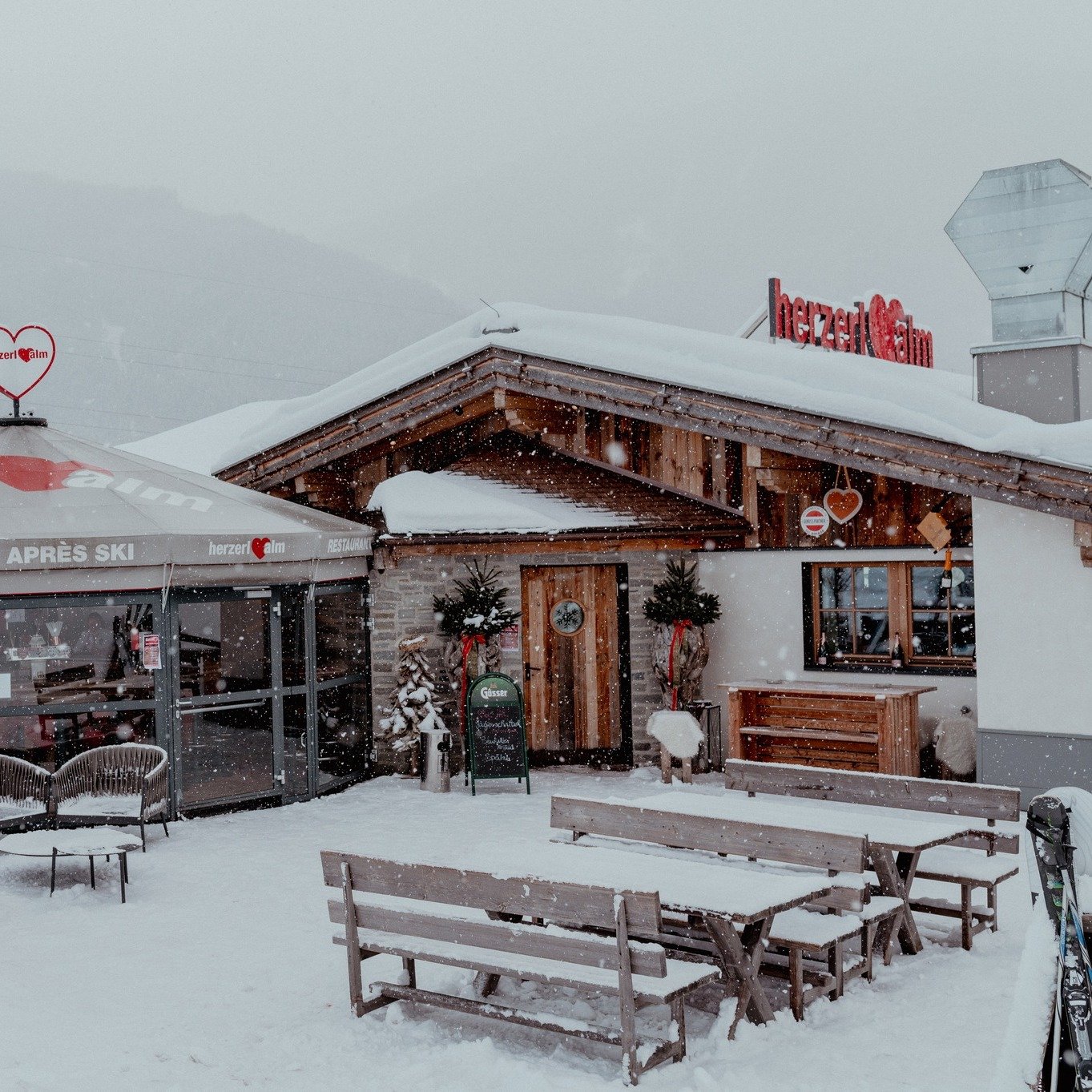 De-leukste-Apres-ski-Salzburger-Sportwelt-Flachau-Oostenrijk-HerzerlAlm-Wispo