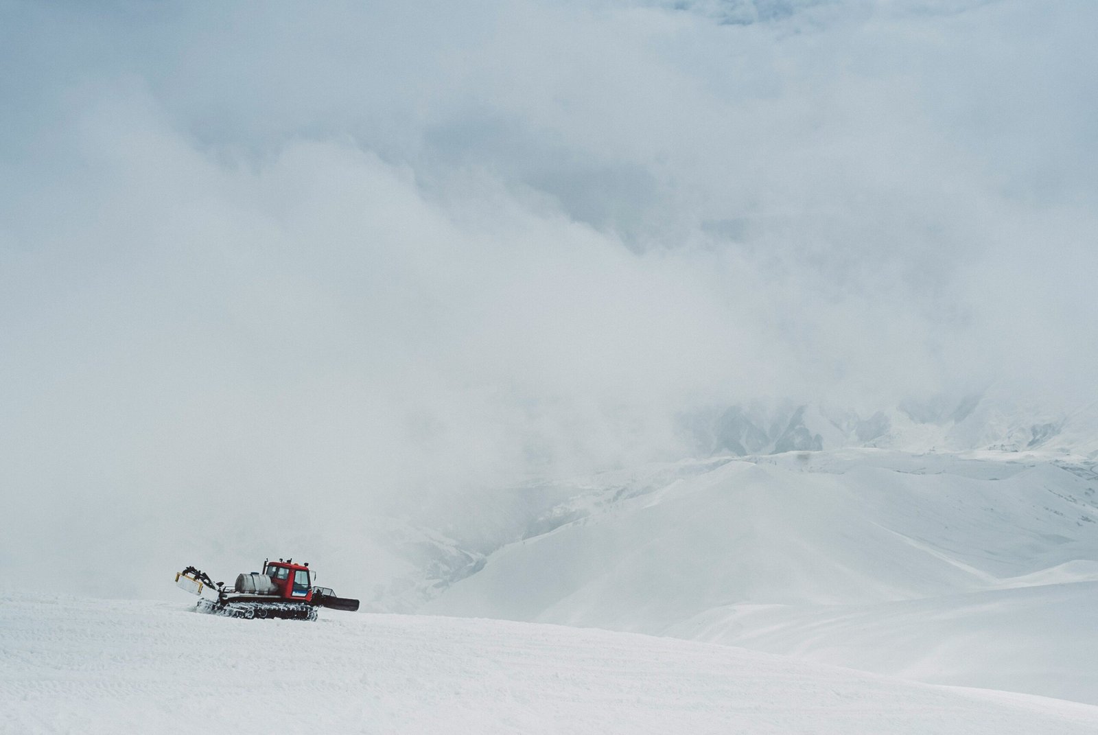 Skien-in-Gudauri-Georgie-Wispo-egor-myznik-uKfp1567v74-unsplash
