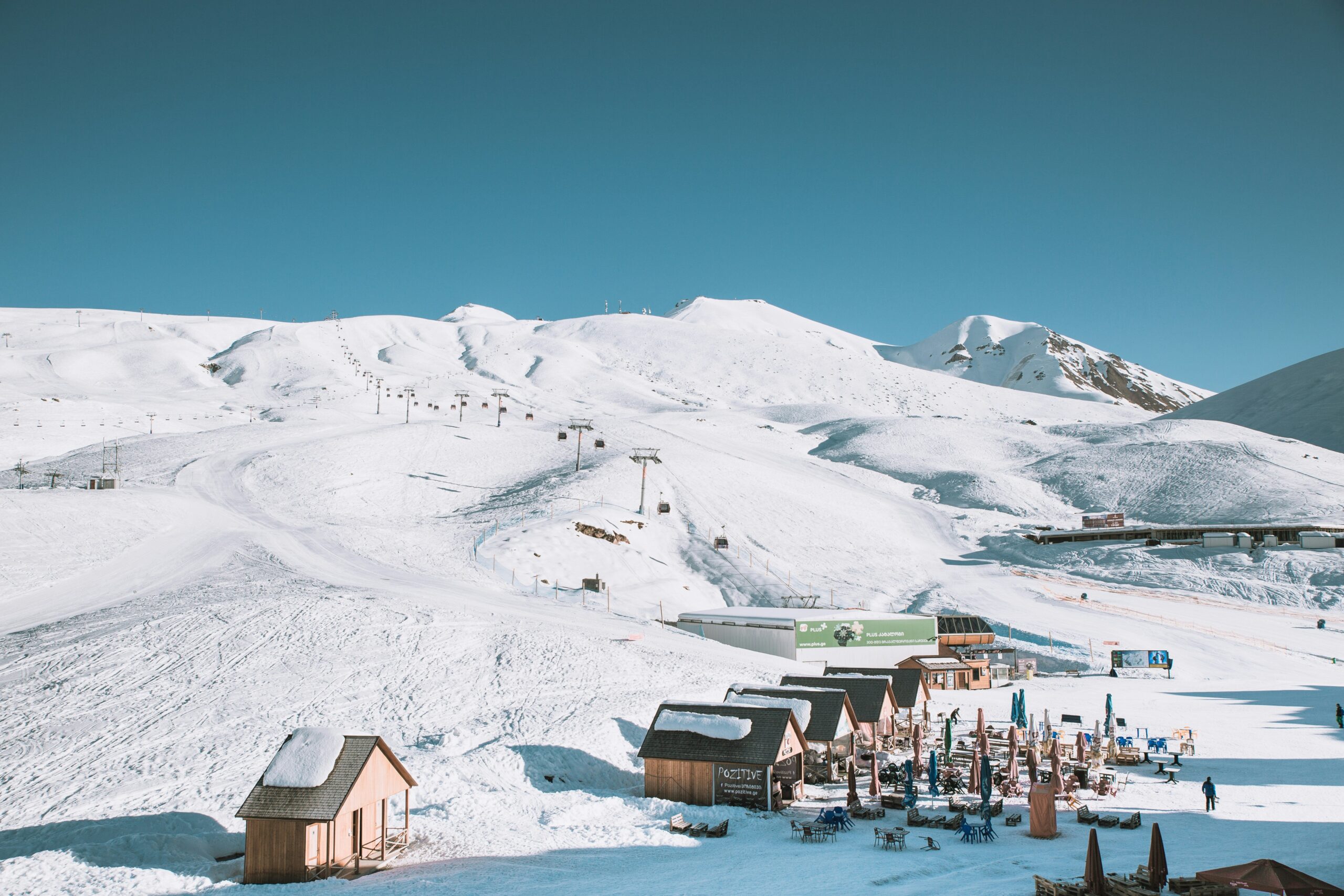 Skien-in-Gudauri-Georgie-Wispo-vruyr-martirosyan-56Q7NasRWrc-unsplash