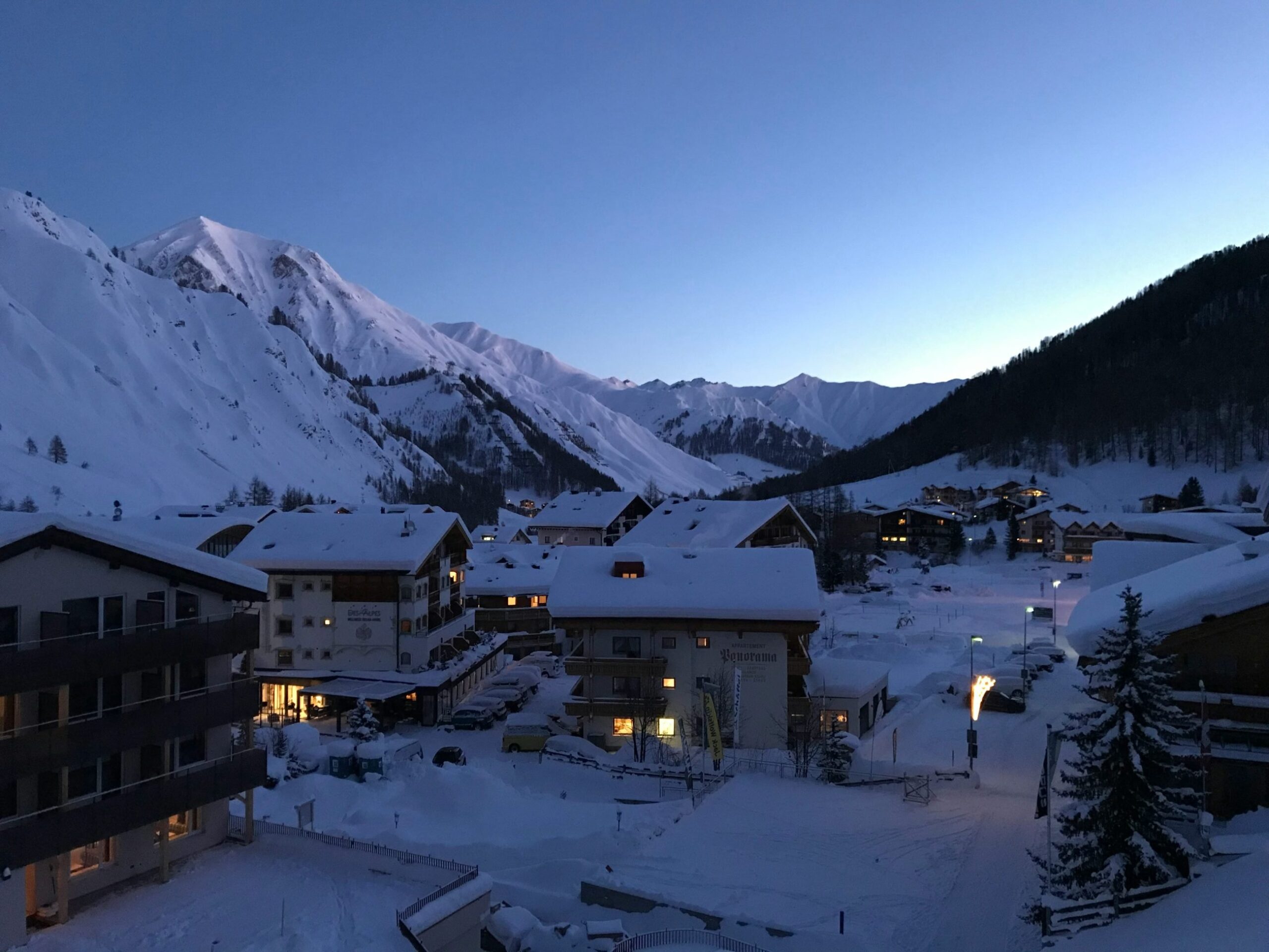 Samnaun-by-night-Philipp-Grassi-Appartementen-Banner-Silvretta-Arena